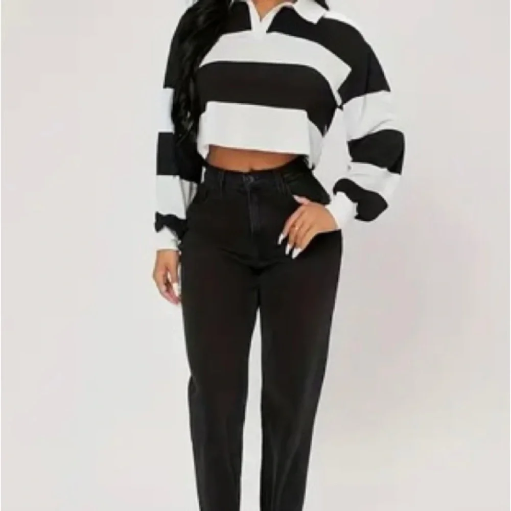 Chic Black and White Striped Crop Top - Picture 3 of 5